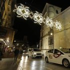 Un grupo de taxistas lleva a personas de las residencias de mayores a ver las luces de Navidad por el centro de León.