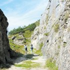 Senderistas caminan por la Senda del Ardediano.