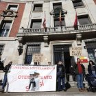 Protesta de la plataforma vecinal de Trobajo ante la subdelegación del Gobierno.