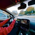 Una alumna durante una clase práctica de autoescuela con un vehículo automático.