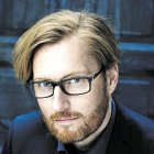 Anders de la Motte ha conseguido encandilar a sus lectores con sus historias de intriga y misterio en el decadente ambiente policíaco de sus personajes.