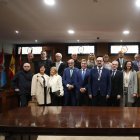 El alcalde y los portavoces de los grupos políticos posaron con los 14 trabajadores municipales que se jubilan.