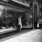 Los príncipes de Mónaco, Grace y Rainiero realizan unas compras en una tienda de souvenirs durante su estancia en Palma de Mallorca. EFE/yv
