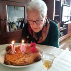 Ana Bajo sopla las velas en sus 102 cumpleaños.