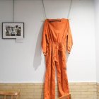 El mono naranja, uno de los iconos de las acciones de Greenpeace, en la exposición fotográfica.