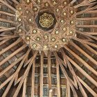 Así ha quedado el artesonado de la iglesia de Montejos del Camino tras su restauración. En la imagen pequeña, detalle de una policromía.