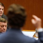 Juan García-Gallardo (espaldas) interpela a Mañueco en el último Pleno de las Cortes.