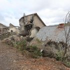 Parte de la explotación del Coto Wagner, muy cerca de la localidad de Calamocos.  Parte de las instalaciones que aún siguen en pie.  Otra imagen de las antiguas edificaciones en ruina.