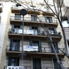 Vista de la Casa Fajol, con reivindicaciones de vecinos.