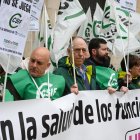 Imagen de archivo de miembros de la Central Independiente y de Funcionarios (CSIF) en León participando en la concentración de delegados del sindicato ante la Subdelegación del Gobierno de León para exigir al Gobierno que garantice la continuidad del modelo mutualista de atención sanitaria de Muface. EFE/J. Casares