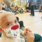 Guzmán después del trasplante de médula, que le donó su hermana Valeria.