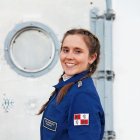 Jennifer García Carrizo en la MDRS, portando las alas doradas, insignia otorgada como astronauta análoga.
