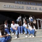 Un grupo de alumnos a la puerta de la facultad en Vegazana, en imagen de archivo.