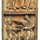 Arriba, el marfil que está en San Petersburgo y representa a las Tres Marías ante el sepulcro; debajo, la doble placa que está en el Metropolitan de Nueva York y representa dos escenas relacionadas con la resurrección de Jesús. A la derecha, el báculo de marfil que también atesora el museo neoyorquino.
