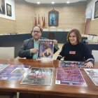 El alcalde de La Bañeza y la concejala de Fiestas muestran en cartel.