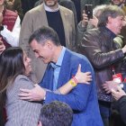 Nuria Rubio saluda a Sánchez, en presencia del nuevo líder autonómico.