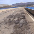 Los alcaldes reunidos en Riaño exigen el arreglo de las carreteras.  Señalizado en Valdoré para ser parcheado.  Baches en el cruce con Horcadas.  Tramo de Riaño al cruce de Torteros.  El viaducto de Riaño también con baches.