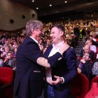 El nuevo líder del PSOECYL, Carlos Martínez, saluda efusivamente al secretario provincial de León, Javier Alfonso Cendón.