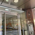 Portal de la vivienda en la plaza del Maestro Odón Alonso en la que tuvo lugar el suceso.