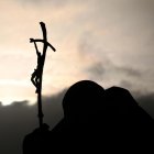 Las nubes se agolpan en el cielo mientras los fieles rezan al pie de la estatua del fallecido Papa Juan Pablo II frente al Hospital Agostino Gemelli, donde está hospitalizado el Papa Francisco, en Roma, Italia, 26 de febrero de 2025. El papa fue admitido el 14 de febrero debido a una infección del tracto respiratorio. (Papa, Italia, Roma) EFE/EPA/ALESSANDRO DI MEO