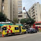 Bomberos en Gran Vía de San Marcos.