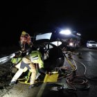 Los bomberos, en el lugar del accidente.