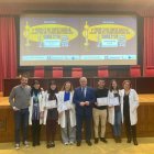 Los premiados, con el gerente del Hospital, Alfonso Rodríguez Hevia.