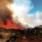 Parte del operativo de la Junta durante un incendio forestal en León.