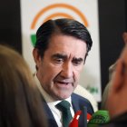El secretario regional del PSOE Carlos Martínez junto al consejero de Medio Ambiente, Vivienda y Ordenación del Territorio Juan Carlos Suárez- Quiñones y la consejera de Agricultura María González Corral en el 10º Congreso Regional de UPA Castilla y León