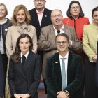 La reina Letizia junto al presidente de Asturias, Adrián Barbón (i), y el presidente de la Federación Española de Enfermedades Raras (FEDER), Juan Carrión (d), en un acto organizado por FEDER con el objetivo de visibilizar la realidad de más de tres millones de personas en España, este martes en Oviedo. EFE/J.L.Cereijido.