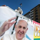 Las personas llevan una pancarta con una imagen del Papa Francisco bajo la estatua del fallecido Papa Juan Pablo II frente al Hospital Agostino Gemelli, donde está hospitalizado el Papa Francisco, en Roma, Italia, 06 de marzo de 2025. El Papa Francisco fue admitido en el Hospital Agostino Gemelli de Roma el 14 de febrero debido a una infección respiratoria. (Papá, Italia, Roma) EFE/EPA/GIUSEPPE LAMI