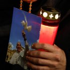 Fieles asisten al rezo del Rosario por la salud del papa Francisco, hospitalizado con neumonía, en la Plaza de San Pedro, Ciudad del Vaticano, el 7 de marzo de 2025. EFE/EPA/GIUSEPPE LAMI