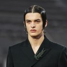 Varias modelos desfilan con diseños para Lacoste de moda otoño/invierno 2026.  Trajes sobrios y pinceladas de color en los complementos.