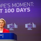 La presidenta de la Comisión Europea, Ursula von der Leyen, durante la rueda de prensa ofrecida con motivo de los primeros cien días de su mandato al frente del Ejecutivo comunitario, en Bruselas, el 9 de marzo de 2025. EFE/EPA/OLIVIER MATTHYS