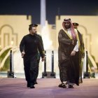 Zelenski con el príncipe heredero saudí Mohammed bin Salman en Yeda. A la derecha, Macrón saluda en París a jefes de los Estados mayores.