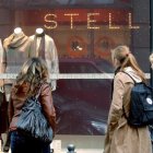 Varias mujeres observan un escaparate de una tienda de H&M.