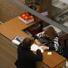 Una mujer atiende al público en una administración.