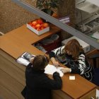 Una mujer atiende al público en una administración.