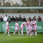 Los jugadores de la Deportiva celebran el gol del triunfo que le da un salto cualitativo al equipo.