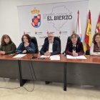 El presidente del Consejo y la consejera de Igualdad, junto a varias profesionales del servicio.