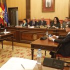 El interventor, a la derecha, Diez, en el centro, y Carmelo Alonso, al fondo a la izquierda, en un Pleno.