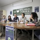 Los representantes de los docentes de la provincia de León presentan sus quejas antes de la celebración de un pleno.