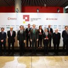El Rey y el ministro de Economía, con los responsables el resto de autoridades y los premiados. dl