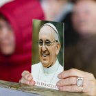 Fieles en una oración del Rosario por la salud del papa Francisco, quien está hospitalizado con neumonía, en la Plaza de San Pedro en Ciudad del Vaticano, el 19 de marzo de 2025. EFE/EPA/FABIO FRUSTACI