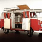Icónico… Bulli Sonrisas a su paso, genera un icónico vehículo cuyo dilatado catálogo cumple siete décadas y media en la producción de Volkswagen. VW Pocas siluetas tan mundialmente reconocibles como las Furgo de VW. VW Lanzada en 1993, la T 4 ‘Syncro’ equipaba tracción a las cuatro ruedas, cuya aplicación inicial la estreno la T 3 en 1985. VW En sus 75 de existencia, las Furgo de VW vienen ofreciendo diversas arquitecturas de carrocería, entre las que cuentan las versiones acristaladas para el transporte de pasajeros.