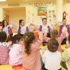 Los niños y las niñas juegan con las educadoras y aprenden psicomotricidad.  Una bebé participa en una de las actividades.  Los niños y las niñas aprenden a relacionarse.