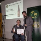 Agustín Fernández recoge el segundo premio del concurso de cervezas caseras.  Francisco Rodríguez y Agustín Fernández, en el local.