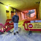 El Concejal del área de Mantenimiento Urbano y Obras visitando la calle .