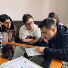 Las personas participantes se reparten las tareas.
