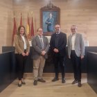 La teniente de alcalde de La Bañeza, Elena Baílez, Javier Carrera, Marco Morala y Luis Antonio Moreno, tras la reunión.